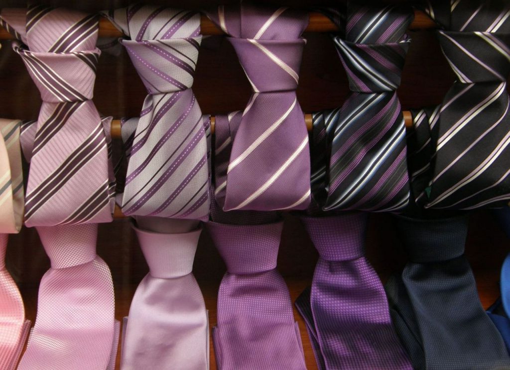 Krawat wiązany w stylu półwindsorskim